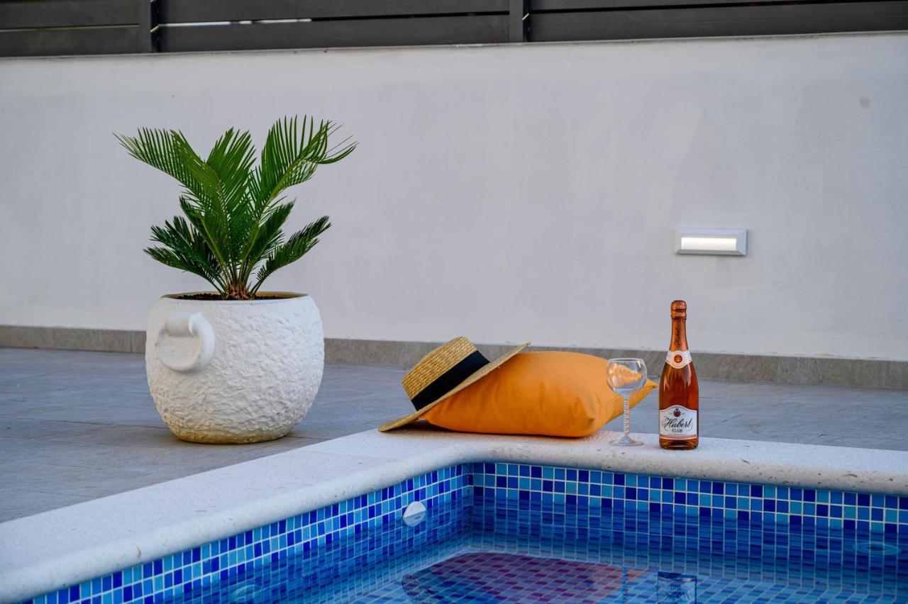 Villa Relax - Beautiful Apartment With Heated Saltwater Pool & Jacuzzi Kaštela Exterior foto