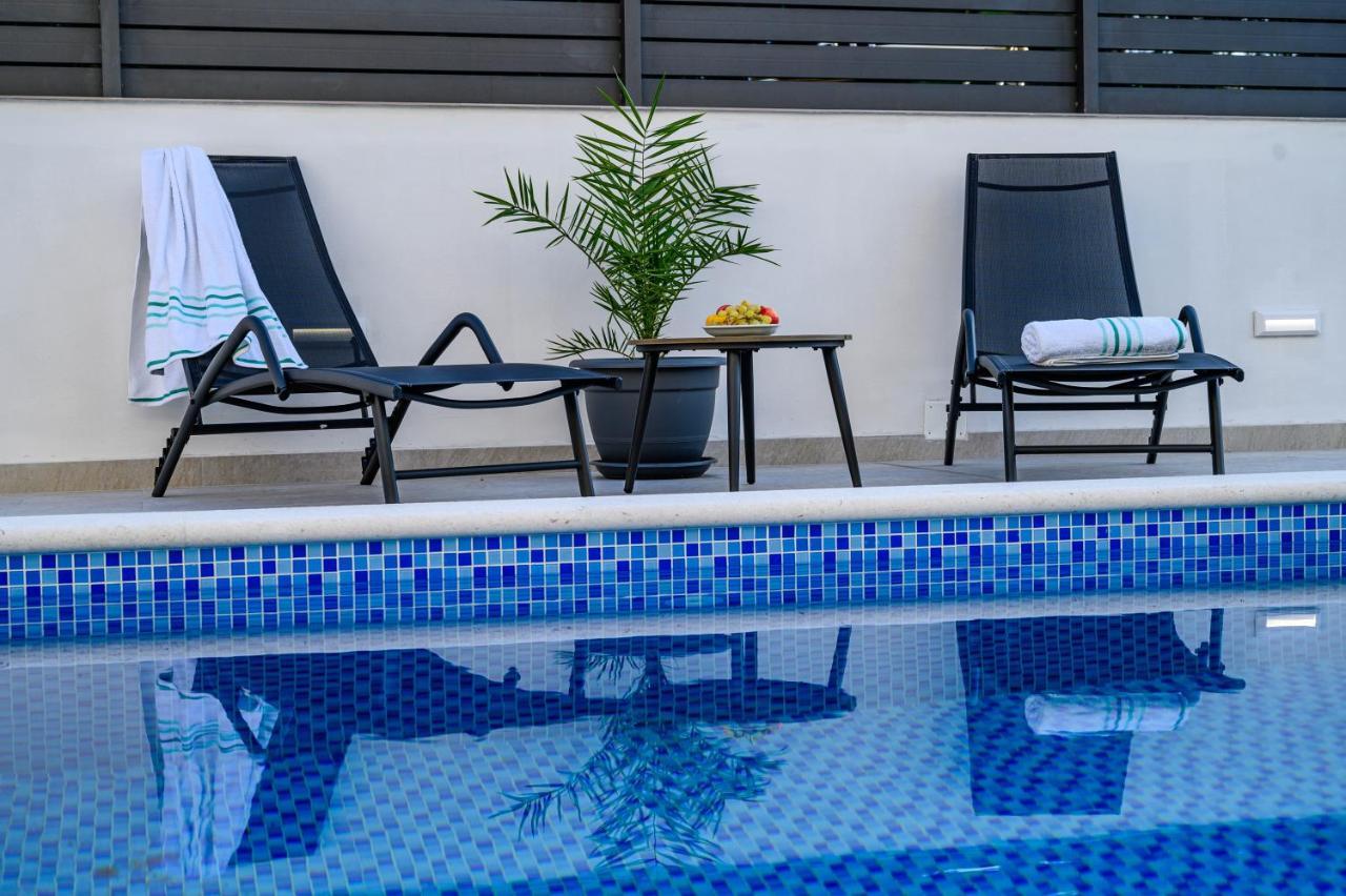 Villa Relax - Beautiful Apartment With Heated Saltwater Pool & Jacuzzi Kaštela Exterior foto