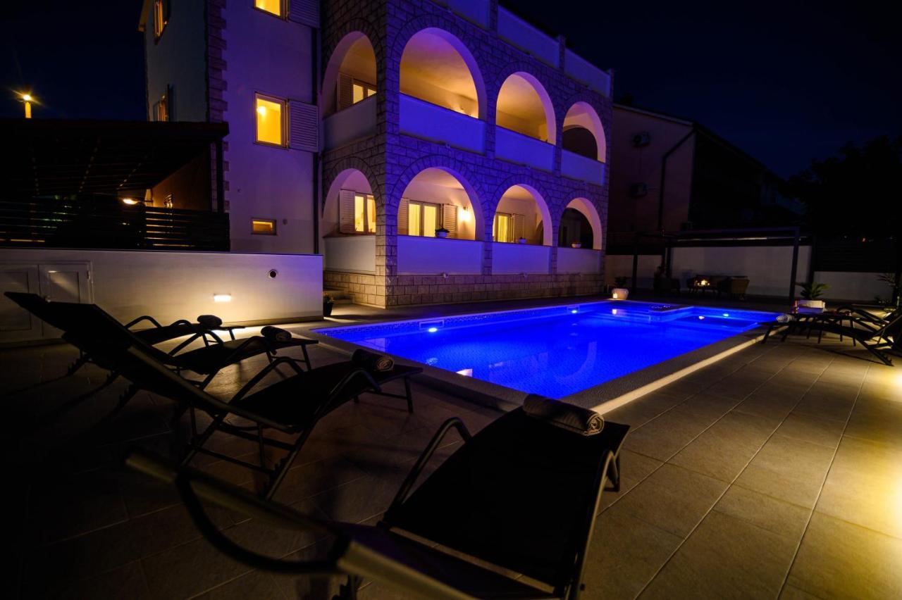 Villa Relax - Beautiful Apartment With Heated Saltwater Pool & Jacuzzi Kaštela Exterior foto