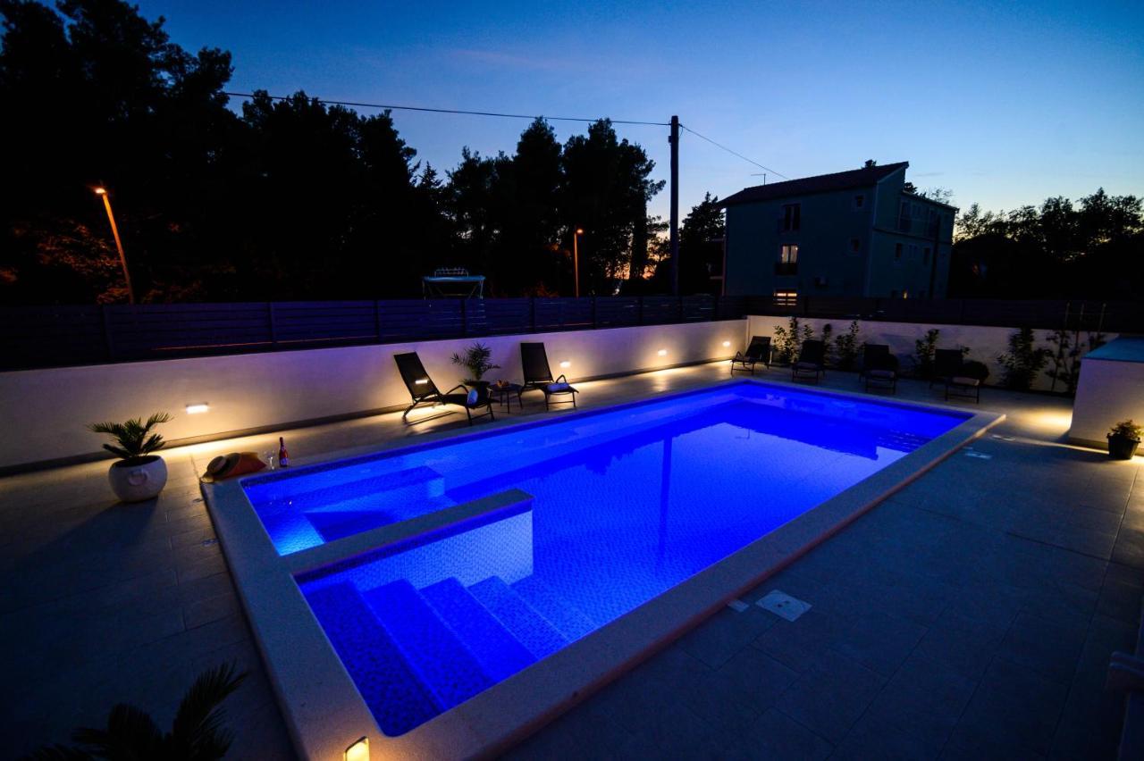 Villa Relax - Beautiful Apartment With Heated Saltwater Pool & Jacuzzi Kaštela Exterior foto